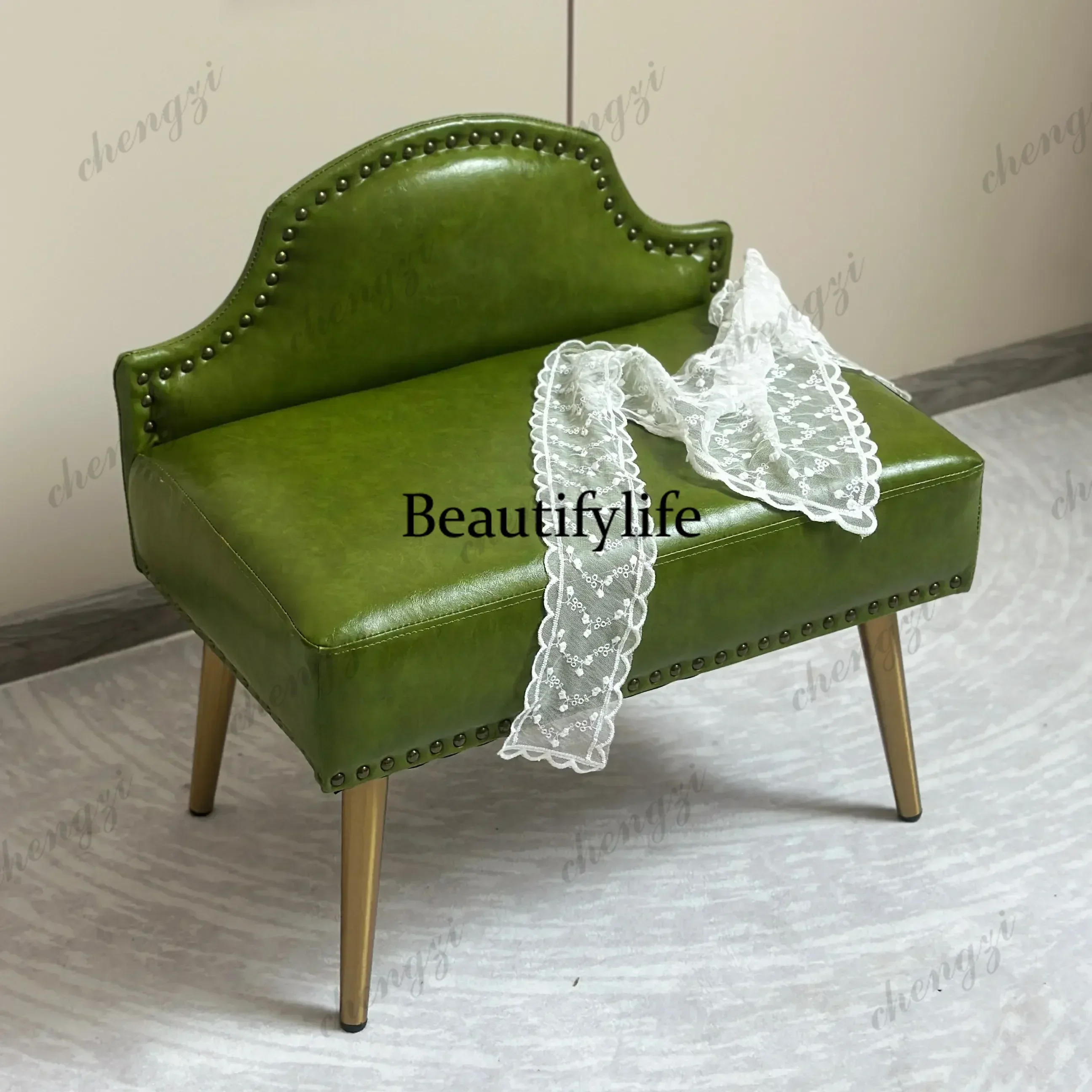 DD182backrest at the end of the bed, dining chair, changing shoes, wearing shoes, long strips of green leather, dressing
