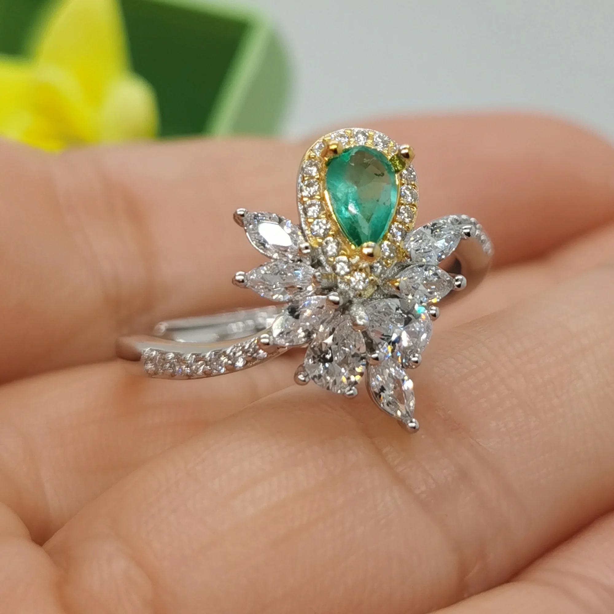 Dazzling Emerald Ring for Office Woman 4mm*6mm Pear Cut Natural Emerald Silver Ring 18K Gold Plating Gemstone Jewelry