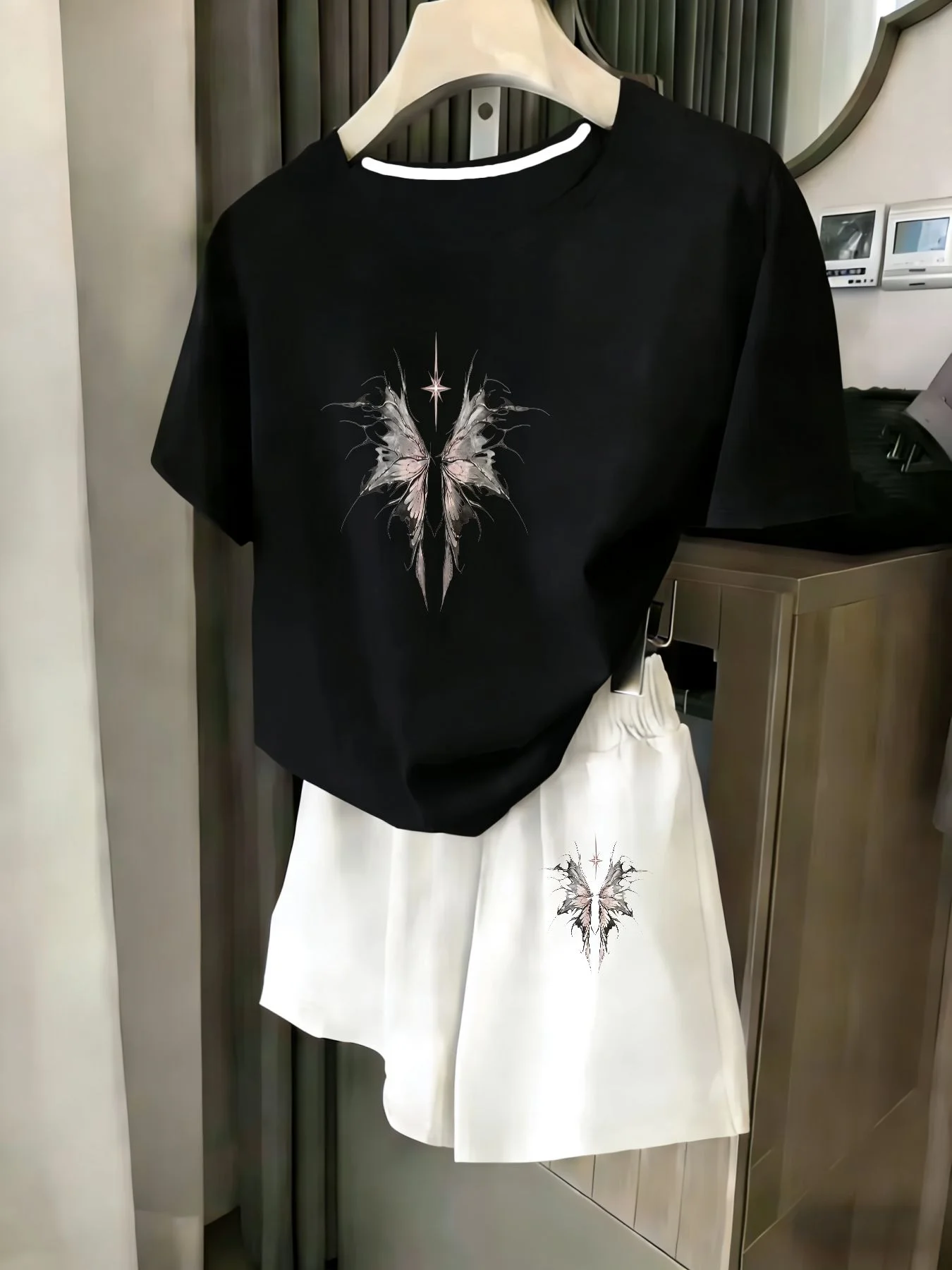 

Женский комплект из 2 предметов, летний комплект для пляжного отдыха, повседневная футболка с круглым вырезом и короткими рукавами, шорты с эластичной резинкой на талии, удобный костюм