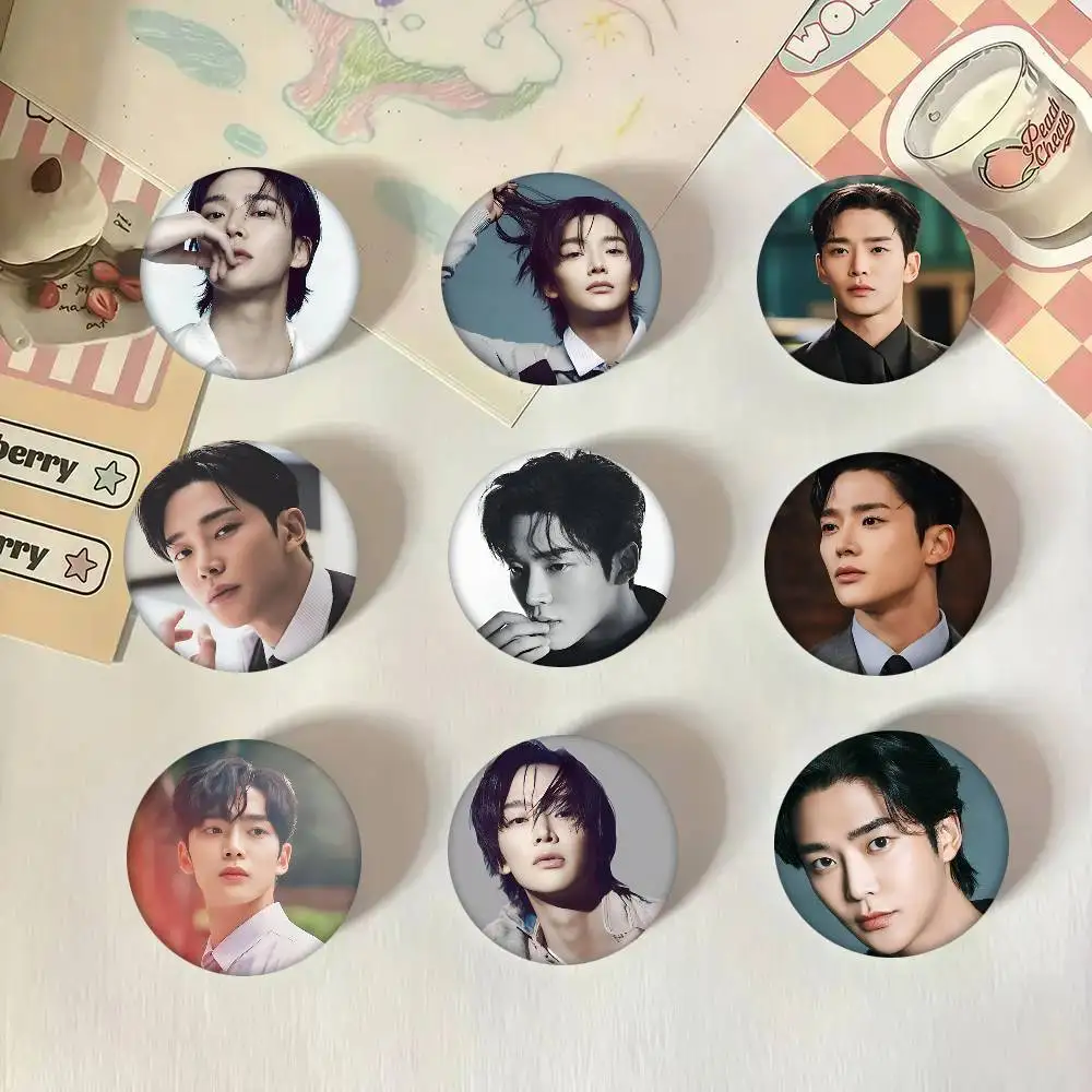 Koreanische Schauspieler Rowoon Rundes Abzeichen Kreative Brosche Kleidung Rucksack Accessoires Anstecknadel