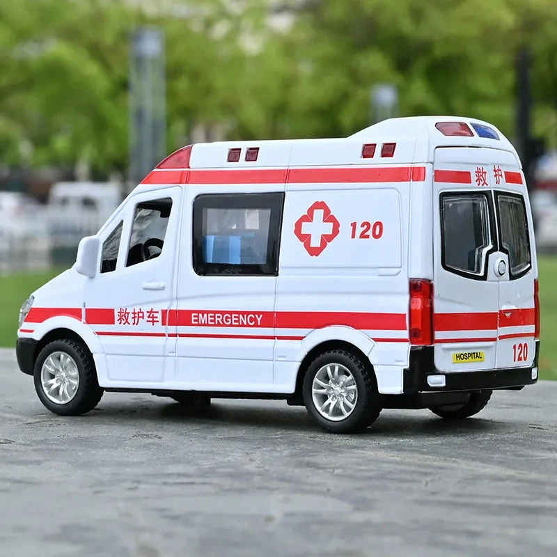 1:32 Simulated Ambulance Model Sound and Light Pull-back Finale Alloy Car Model Double-door Children\'s Alloy Car Toy Gift