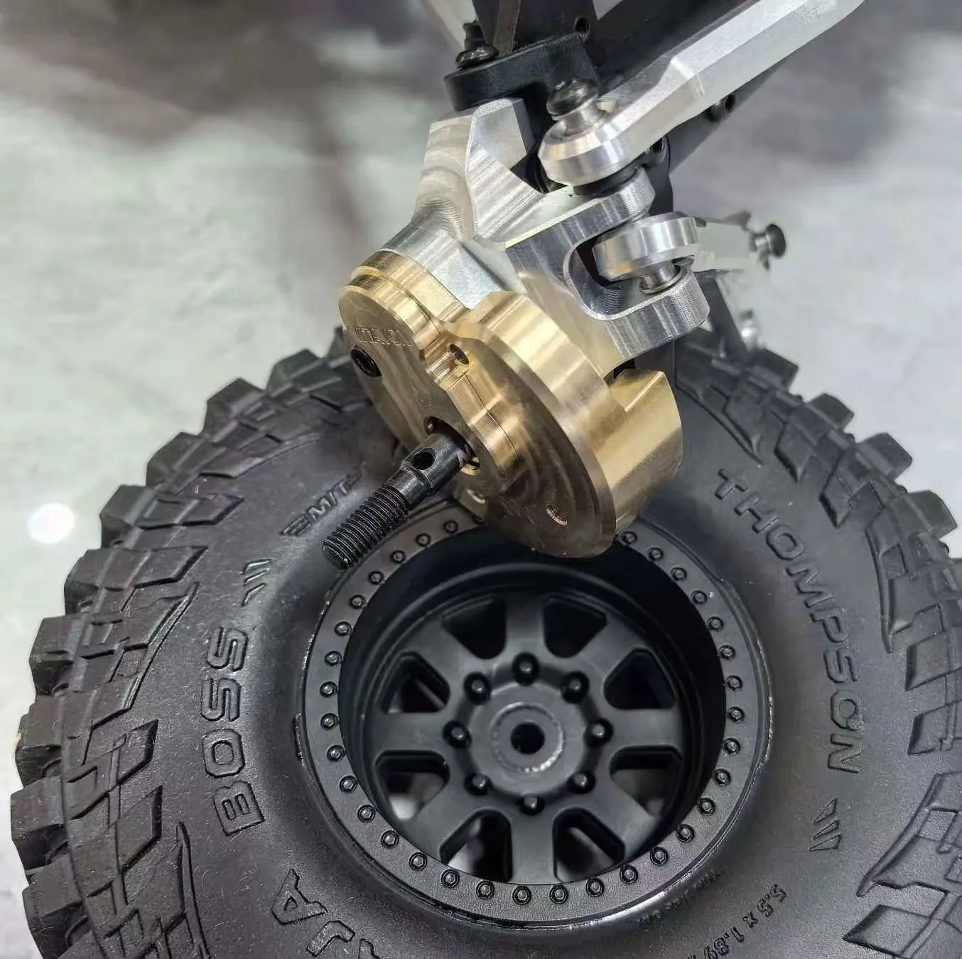 VITAVON AXP8 F/R Mosiężna osłona portalu dla Axial AXP8 Gilamon 1/8, sprzedawana jako jedna para