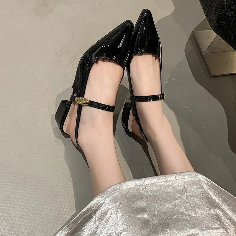 صنادل نسائية صيفية موديل 2025 بكعب عالٍ من الجلد PU صنادل أنيقة بإبزيم مريح للحفلات والولائم مثيرة