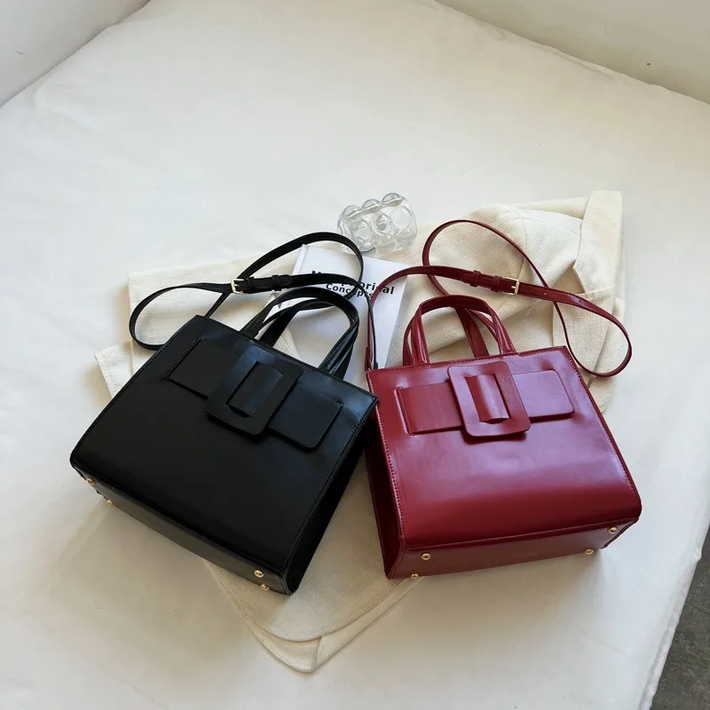 2025 حقيبة مربعة صغيرة بسيطة المرأة الراقية حقيبة ساعي سعة كبيرة حقيبة يد كتف عادية ، حقيبة نسائية ركاب الموضة