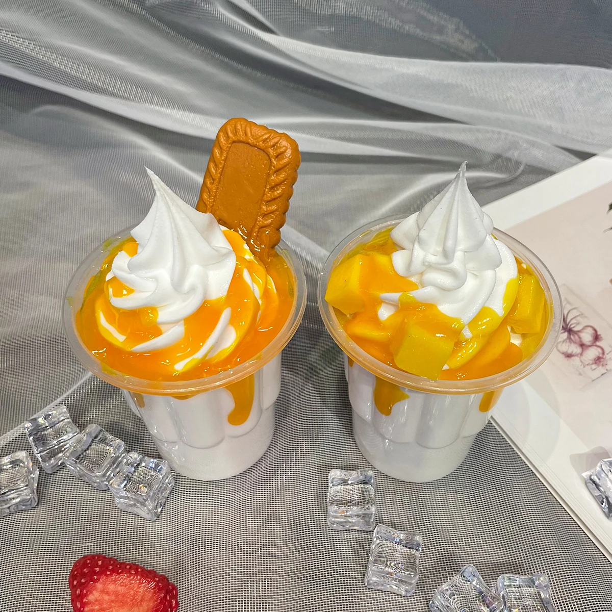 Neues handgefertigtes Set aus künstlichen Eiscreme-Sundaes (Vanille, Schokolade, Erdbeere) als dekorative Fotorequisiten – Design für künstliche Milchshakes und Eiscreme – Detail 2