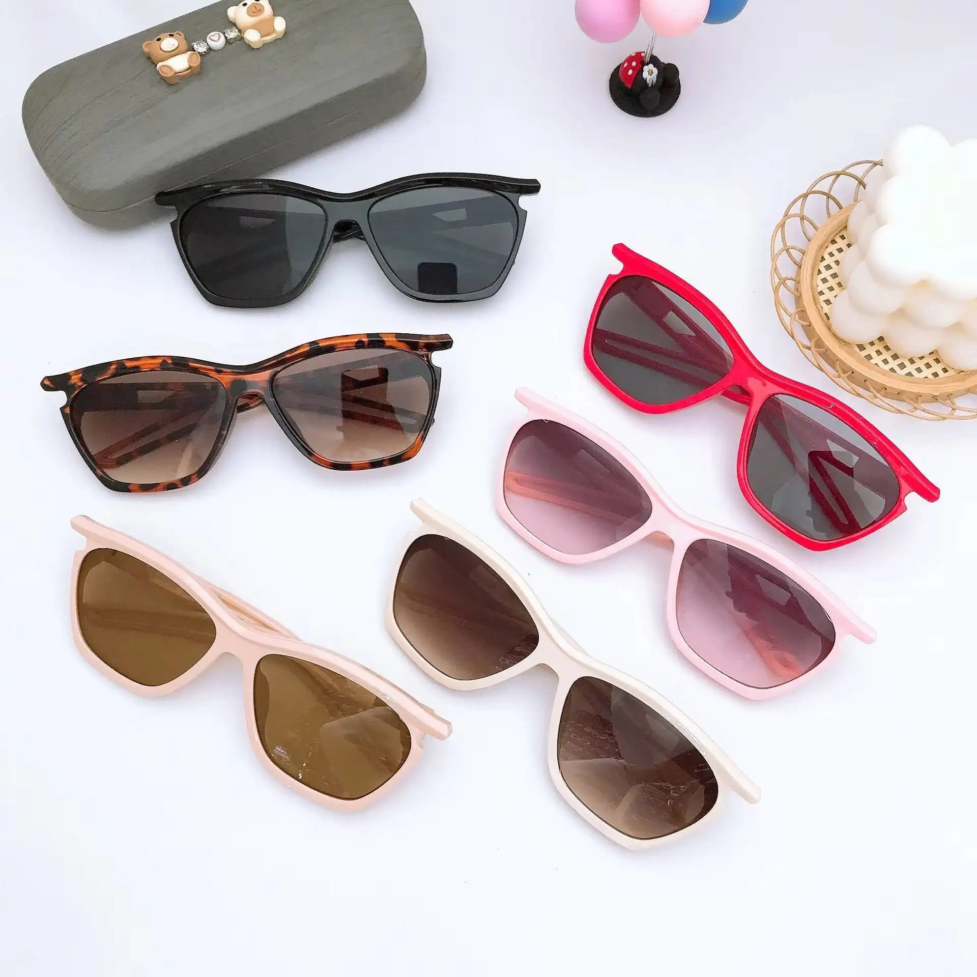 2026 UV400-Schutz Kinder-Sommer-Sonnenbrille für Mädchen mit quadratischem Rahmen, Baby-Reisebrille mit konkaver Form