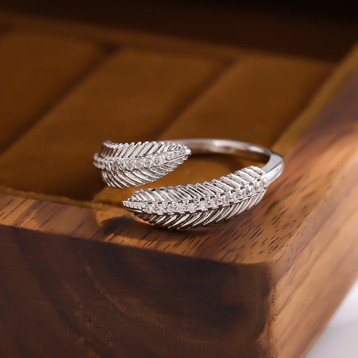 

New Fashion Exquisite Crystal Feather 925 Sterling Silver Temperament Leaves Popular Sweet Personality Opening Rings R377