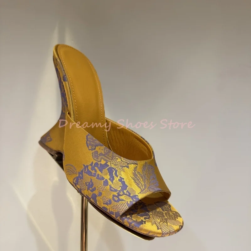

Yellow Flower Pattern Wedges Mules Slippers Women Patent Leather Peep Toe Strange Style Slippers Fashion Trendy Party Shoes New