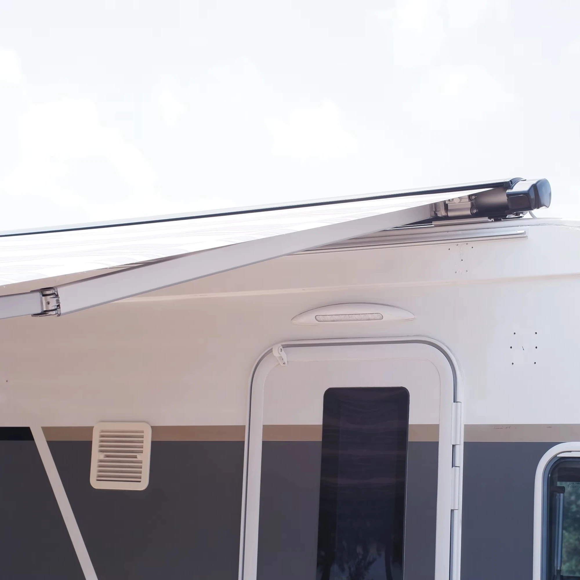 Exquisite And Compact Top Mounted RV Sunshade, Small RV Sunshade, Outdoor Car Sunshade, Retractable