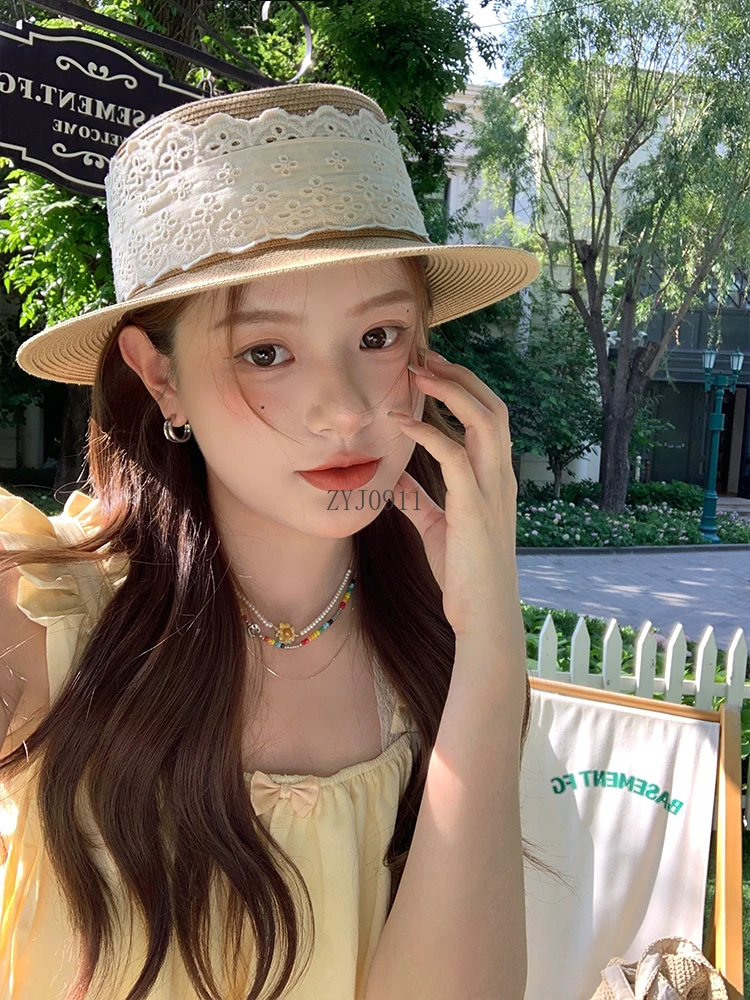 قبعة من القش المنسوجة من الدانتيل الفرنسي للسيدات في الصيف على شاطئ البحر والعطلات والحماية من الشمس وقبعة مسطحة من القش