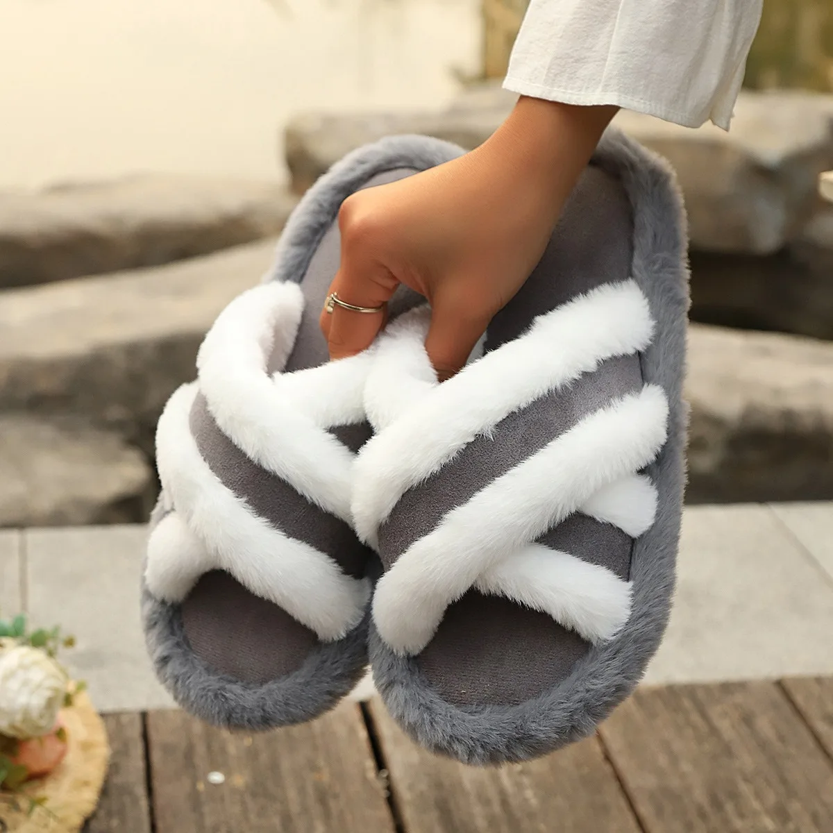 

2025 new fluffy shoes home women's fluffy autumn and winter indoor fashion casual flat comfortable warm shoes women's clothing