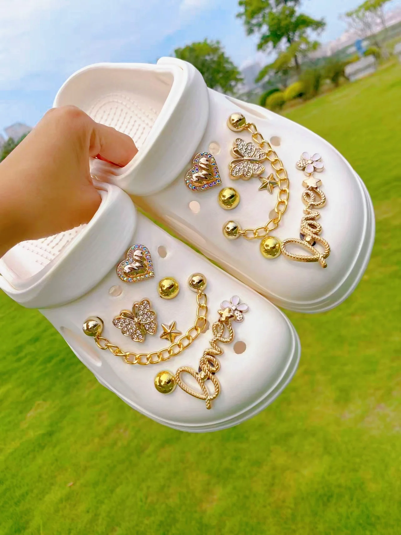 16 زخرفة بإبزيم حذاء DIY بأحرف ذهبية وخرز الفراشة والقلوب وما إلى ذلك. إكسسوارات مشبك أحذية متعددة الوظائف للنساء