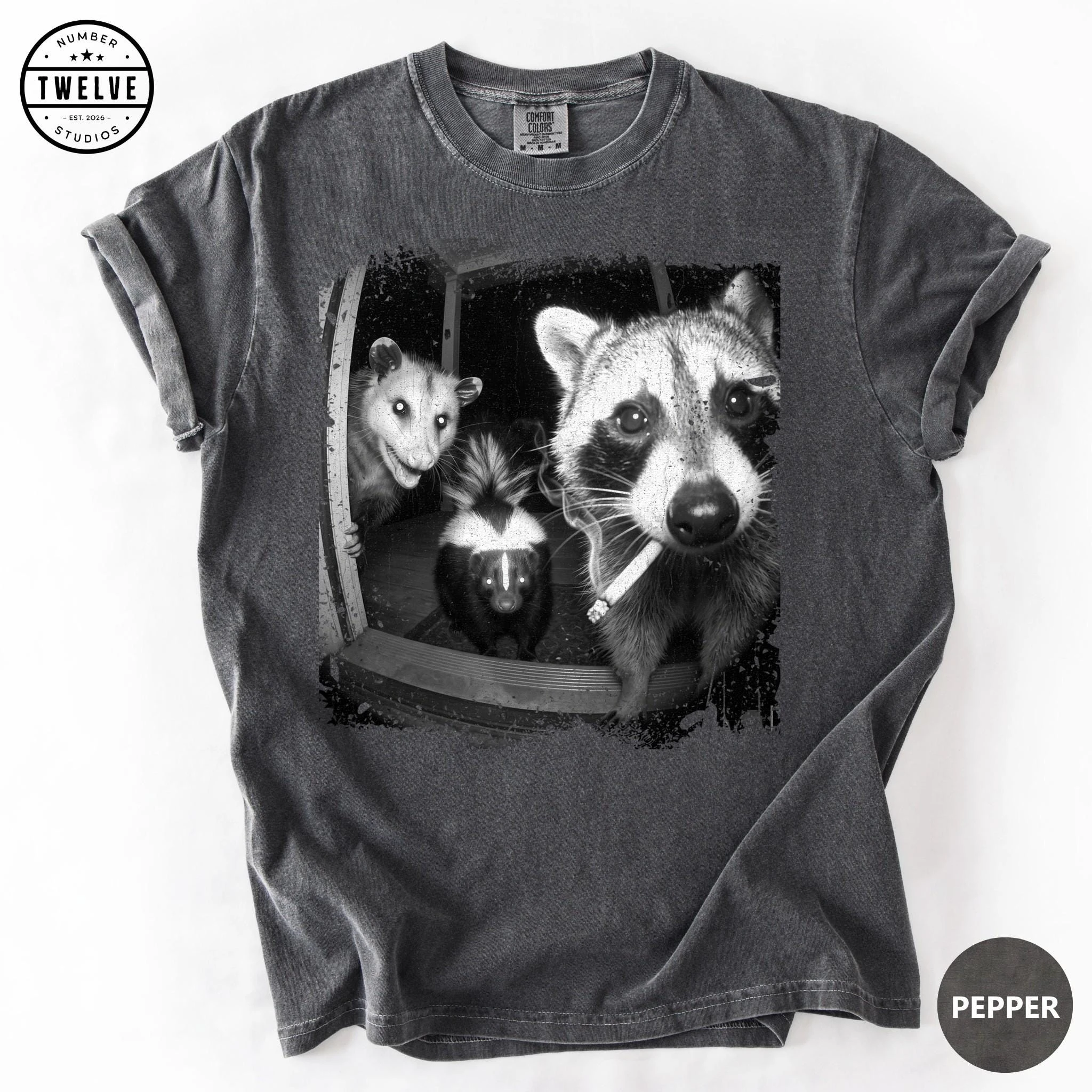 Trash Panda Night Crew Shirt, Lustiges Waschbär-Opossum-Stinktier-T-Shirt, Feral Goblincore Geschenk für Frauen, Trail Cam Critter Humor – Detail 3