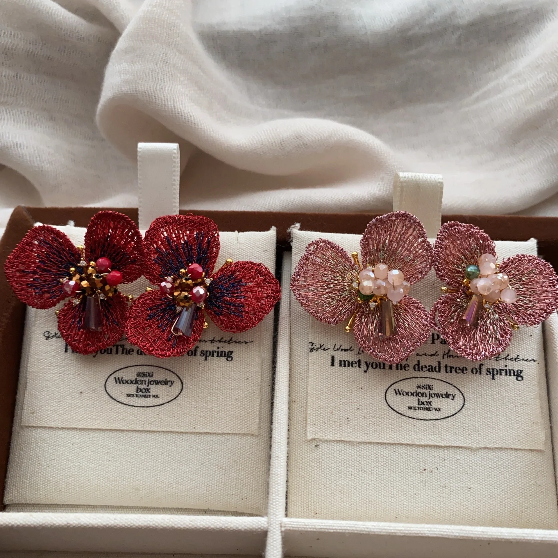 Handmade Red Adient Flower Ear Cuffs Small Exquisite Design Sensation High-End Feelings Hook Flower Ear Jewelry for Women Gift