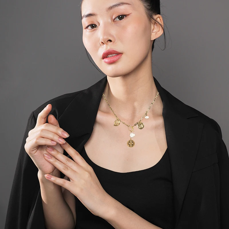 

Vintage Baroque New Vintage Baroque Pearl Pendant Necklaces Carved Coin Clavicle Chain For Women Toggle Punk Jewelry