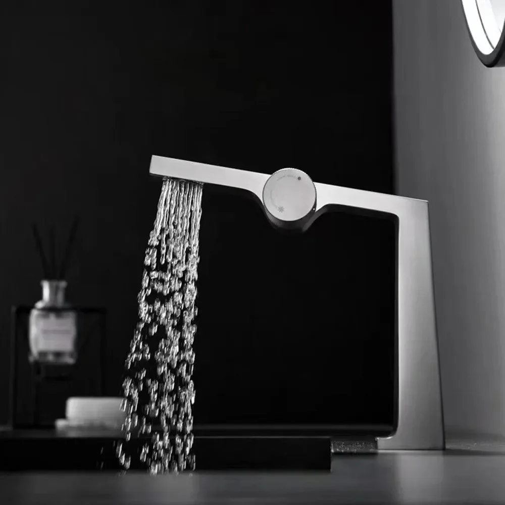 Luxury brass rose gold bathroom faucet with simple design, one hole single handle cold and hot dual control basin Tap