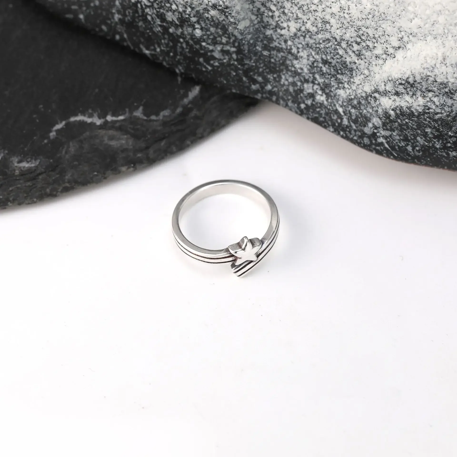 S925 Vintage Silver Twisted Band Star Ring For Women, Retro Wrapped Stackable Finger Ring With Small Star Decor, Dainty Alloy Minimalist Statement Jewelry, Trendy Daily Casual Wear Accessory, Cute Cosmic Theme Gift For Ladies Multiple Sizes Available