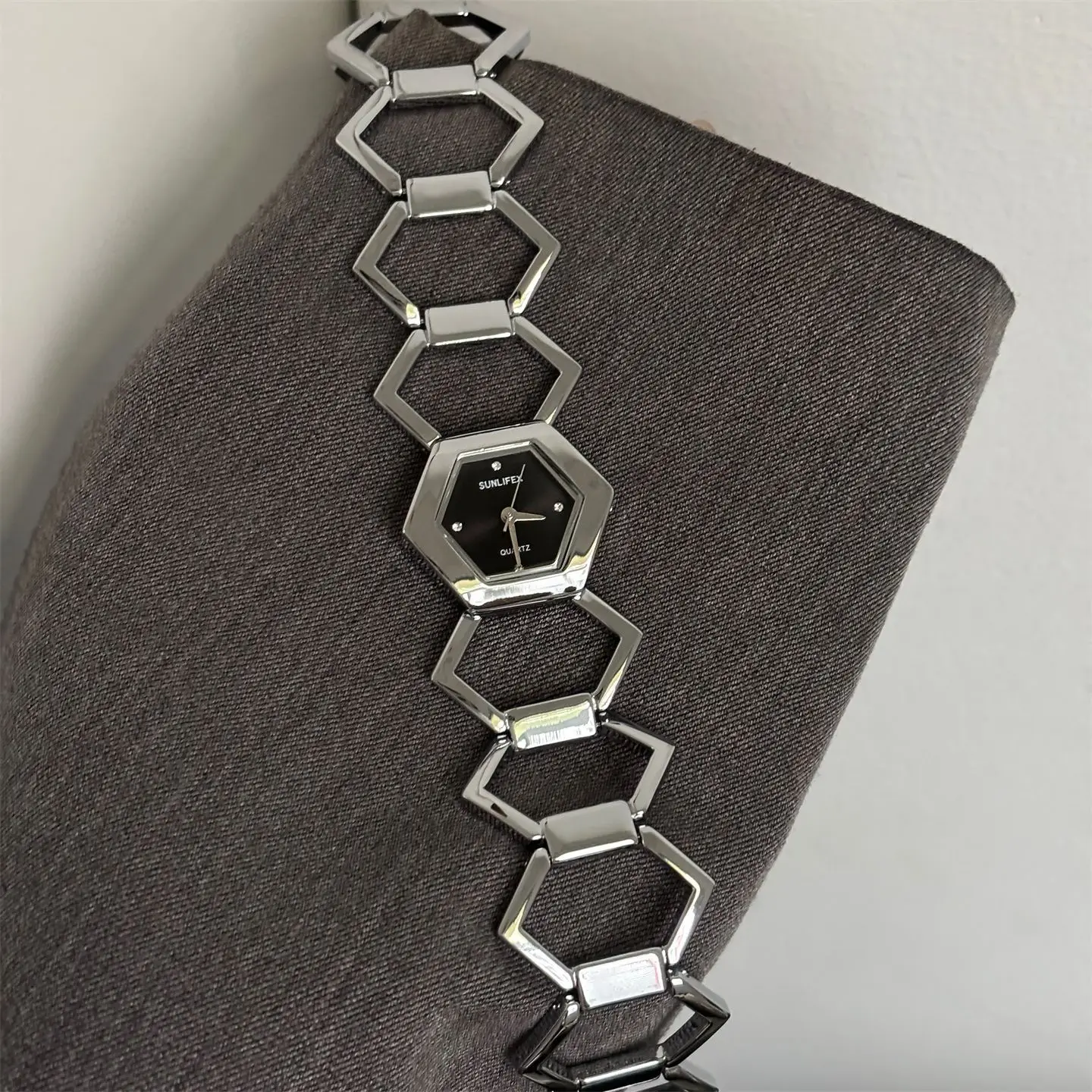 Sunlifex rhombic quartzo senhoras relógio de pulso pulseira de aço luxo relógio feminino ouro oco pulseira relógios feminino elegante