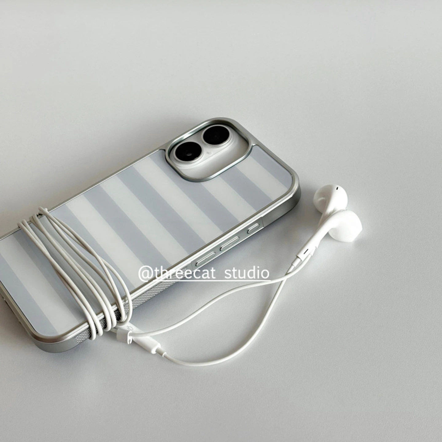 グレーのストライプ柄iPhoneケース iPhone 17A - Phone Cases Xr Iphone のレビューと価格