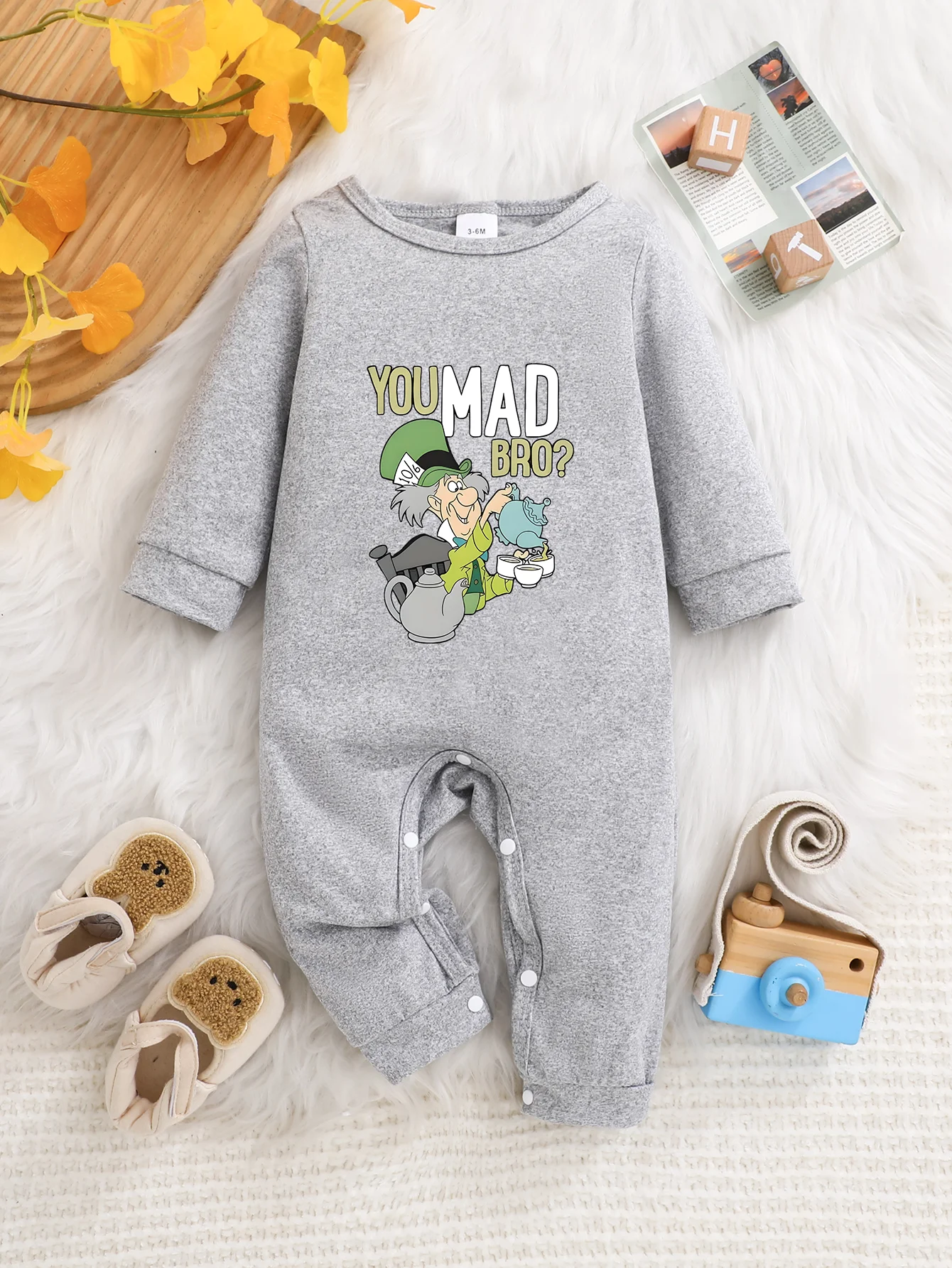 

【Официально лицензированная продукция】 Детский комбинезон с длинными рукавами Disney «Безумный шляпник»: игривый дизайн «Ты, как сорняк» Принт «Безумный шляпник»