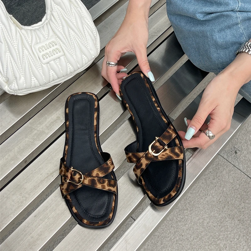 SUOJIALUN 2024 Summer New Brand Women Slipper Fashion Leopard Print Flip Flops Flat Heel Outdoor Dress Vaction Casual Flip Flops