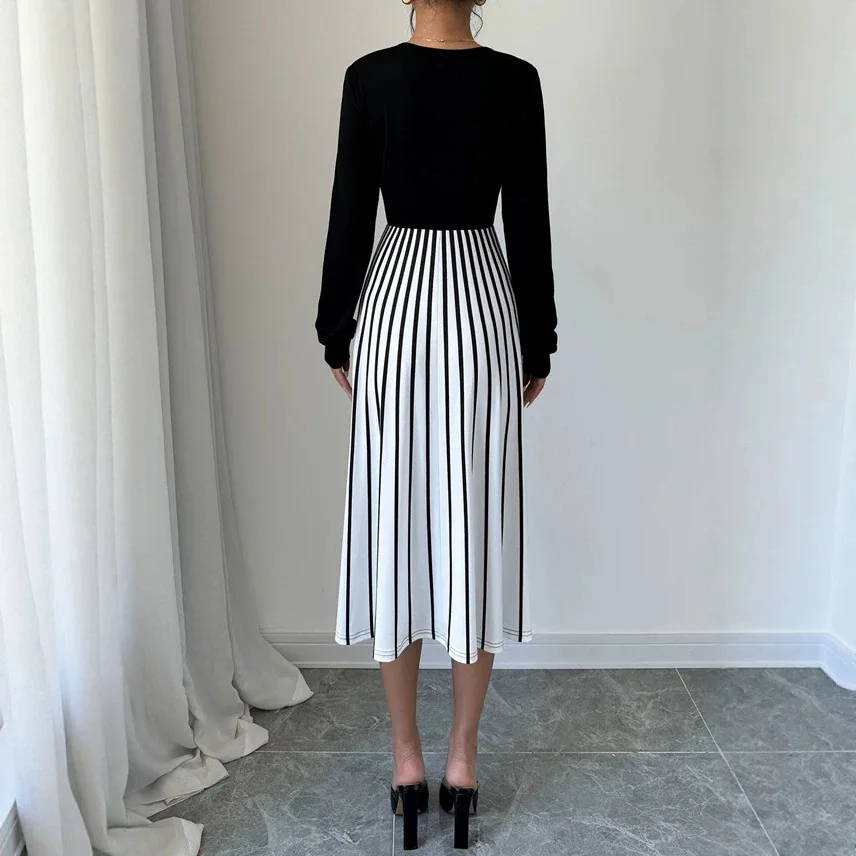 Wind Vertical Strip Circular Neck Patchwork Clothes With A Chained Waist And A Flowing Skirt Suitable For Work Or Vacation