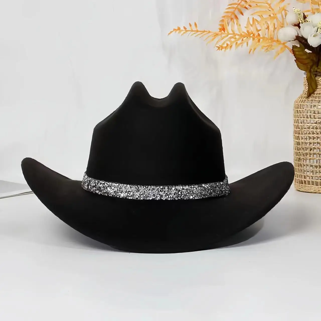 A black fashionable and delicate little diamond fashion top hat, suitable for bachelorette parties, daily wear, adult parties