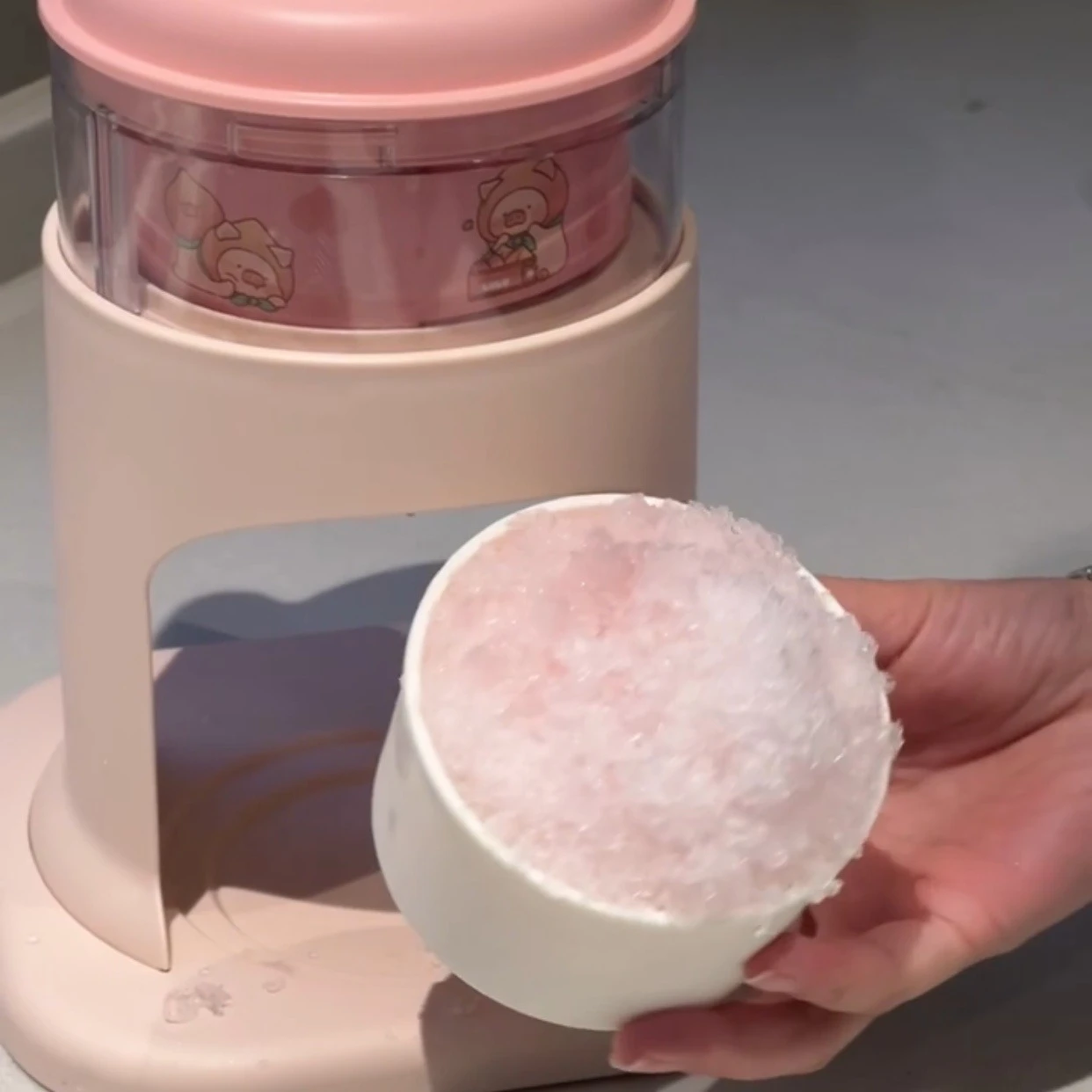 Ice shaver household small sand hail ice machine manual smoothie ice crusher cartoon stall commercial