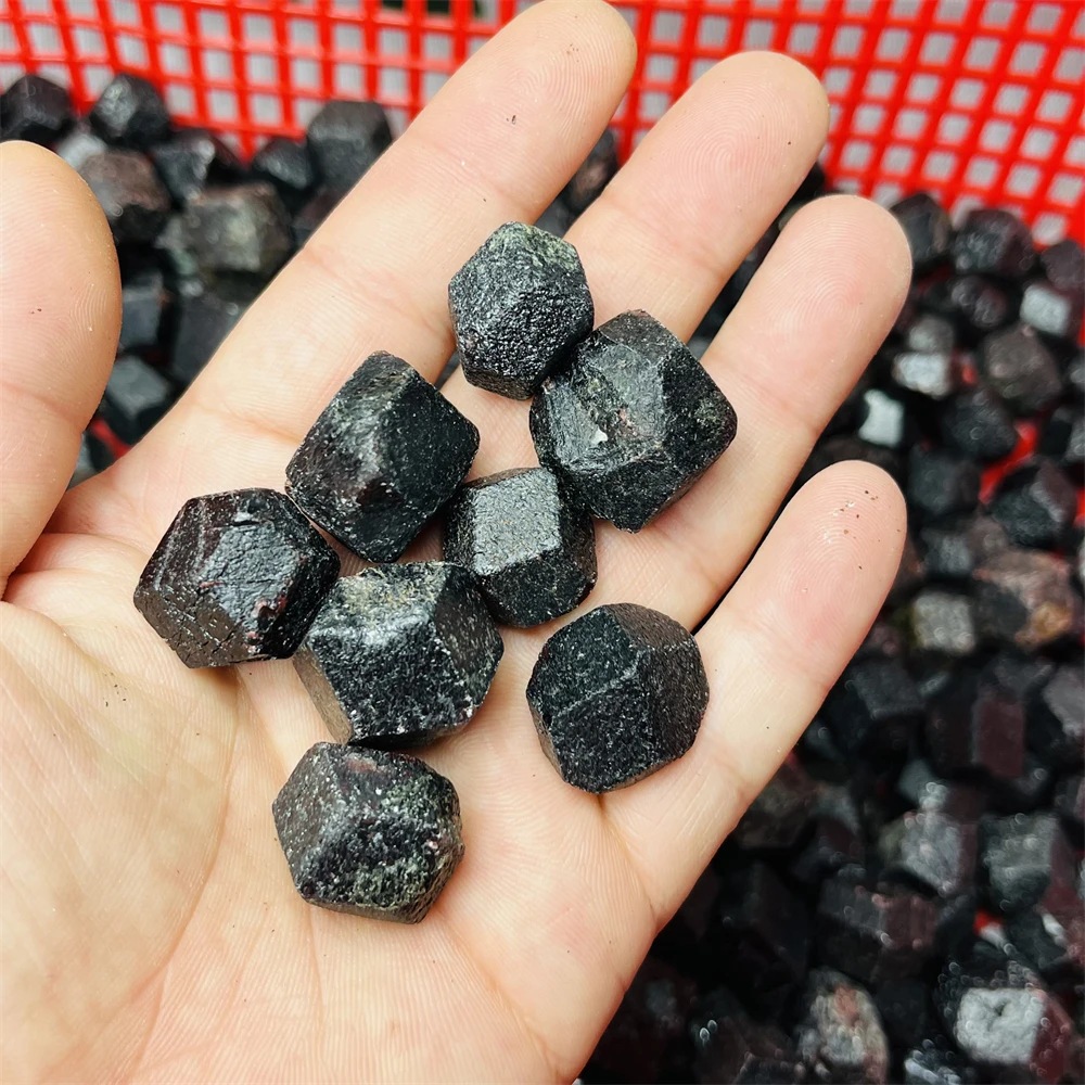 

Natural Gemstone Garnet Single Crystal Particle Original Mineral Specimen Super Energy Magnetic Field Home Room Decoration