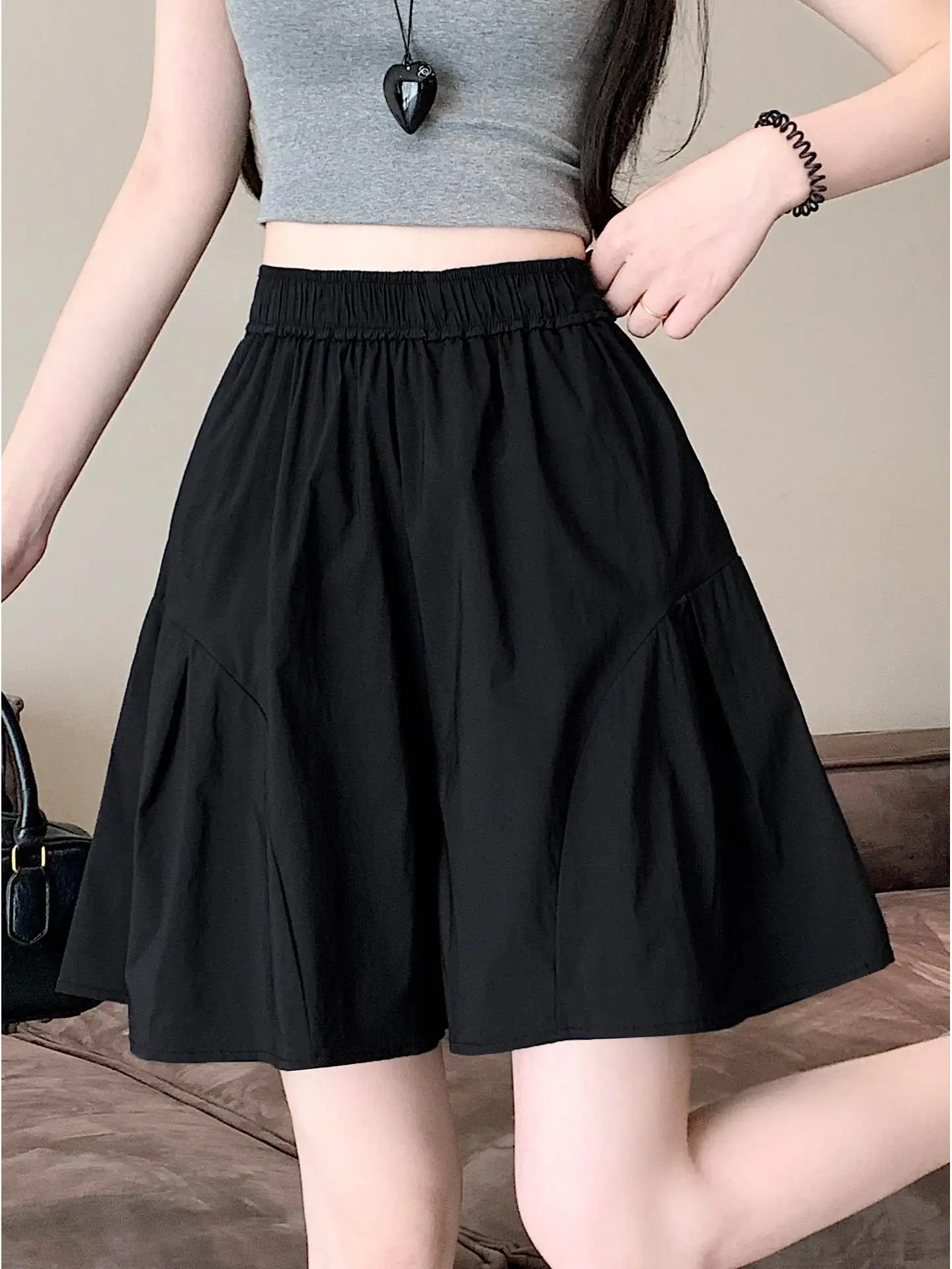 

Модные летние черные юбка-шорты из ледяного шелка А-силуэта для женщин: новый стиль, маленький размер, трендовые повседневные короткие юбка-шорты