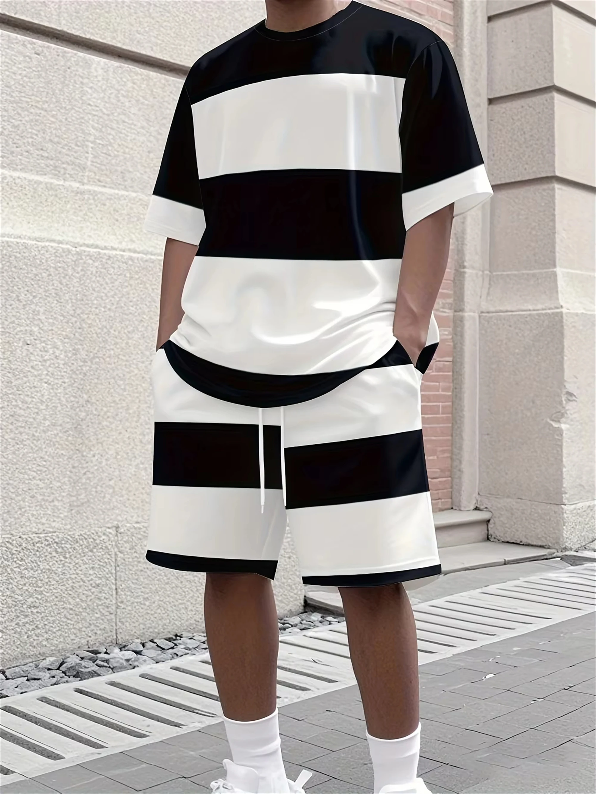 طقم شورت تي شيرت صيفي مخطط بطباعة صغيرة مرنة تسمح بمرور الهواء برقبة دائرية للرجال طقم كاجوال للاستخدام الخارجي