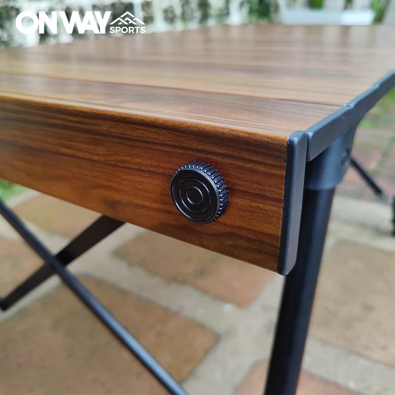 Immagine 7: Tavolo Pieghevole Portatile da Campeggio in Alluminio Effetto Legno con Piano Arrotolabile Regolabile