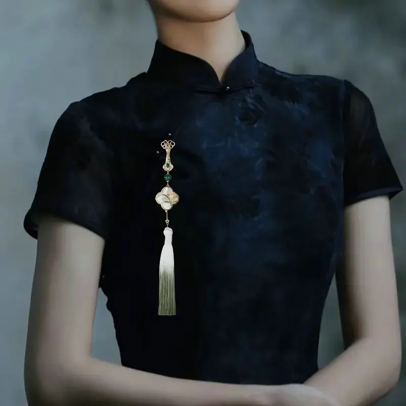 101 Spilla retrò con orchidea, prugna, bambù e crisantemo per cheongsam da donna con pendente a nappa sul petto