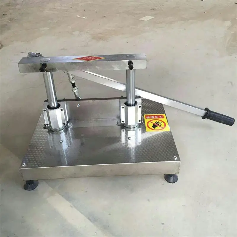 Made of thickened stainless steel blade, and rustproof for chopping ribs, pig bones, cattle bones and frozen meat.