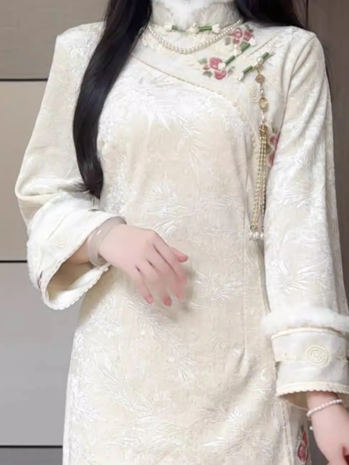 فستان تشيباو الصيني التقليدي للنساء للخريف والشتاء مطرز بالزهور اللطيفة عتيق شيونغسام أنيق