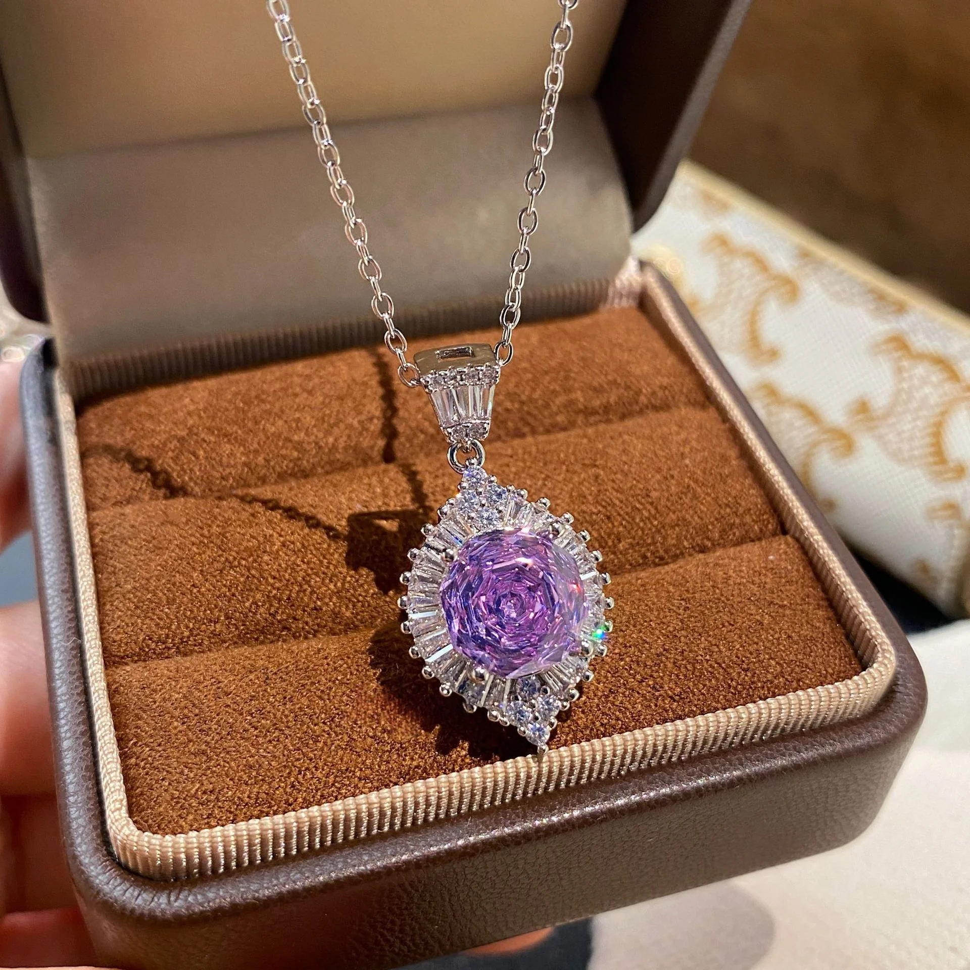 925 Sterling Silber Luxuriöser Moderner Achteckiger Millennium-Rosenschliff Eisdiamant-Anhänger mit Vollbesatz Schlüsselbeinkette für Damen – Detail 2