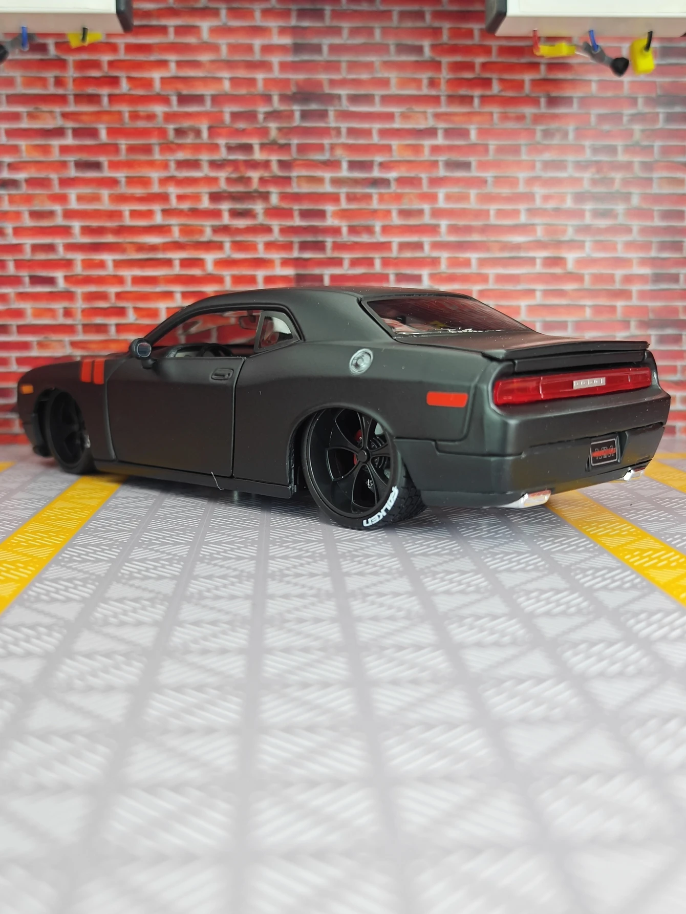 Maisto 1:24 Simulationsmodell Dodge Challenger 2008, Legierungs-Supercar-Modellauto, Tür kann geöffnet werden, Geschenk.