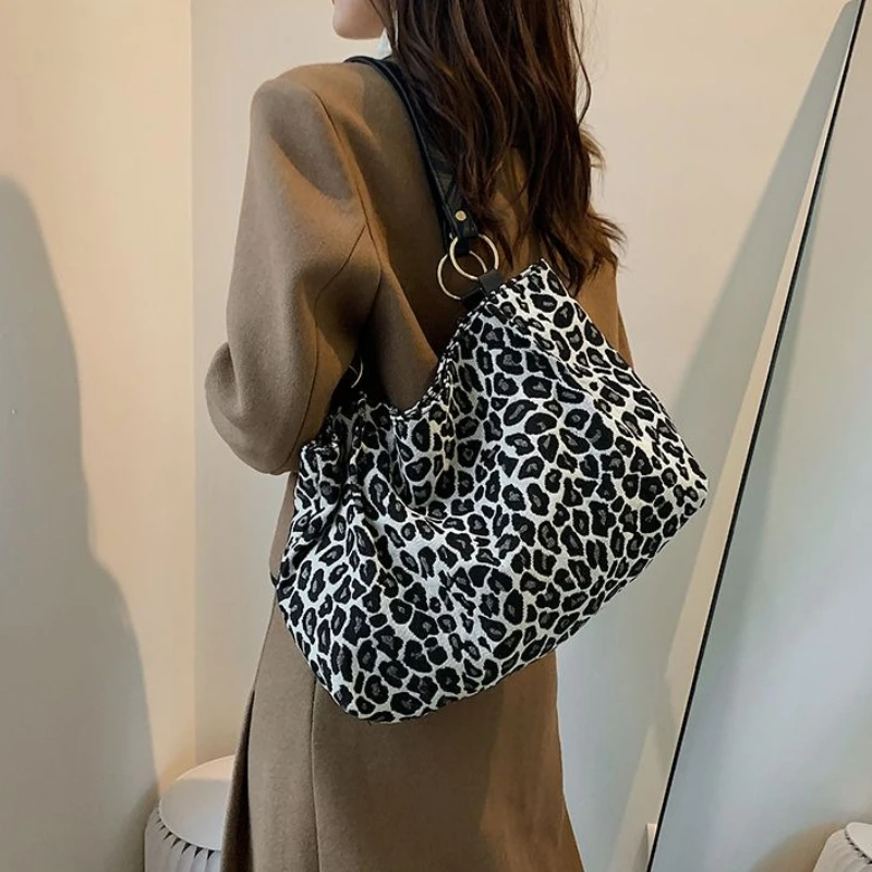 

Новая сумка через плечо с леопардовым принтом, стильная сумка-тоут, повседневная сумка для поездок на работу, вместительная холщовая сумка с леопардовым принтом.