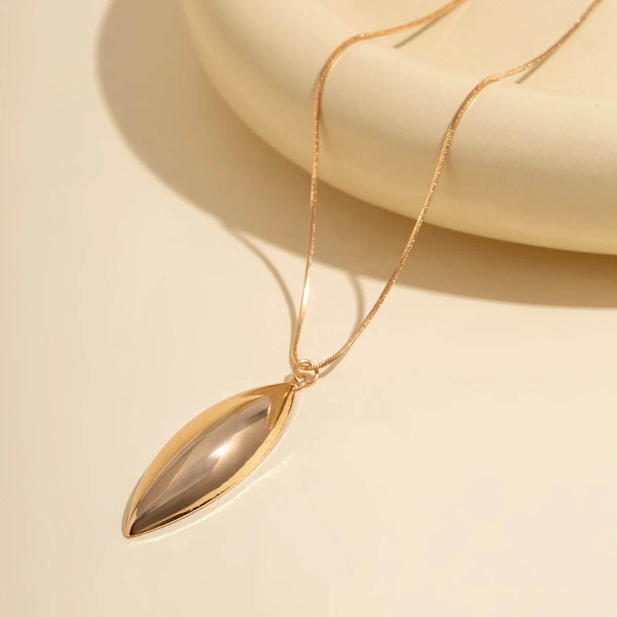 Retro Droplet Pendant Clavicle Necklace Women 2024 Simple Gold Color Metal Girl Fashion Charm Party Jewelry Gift image 4