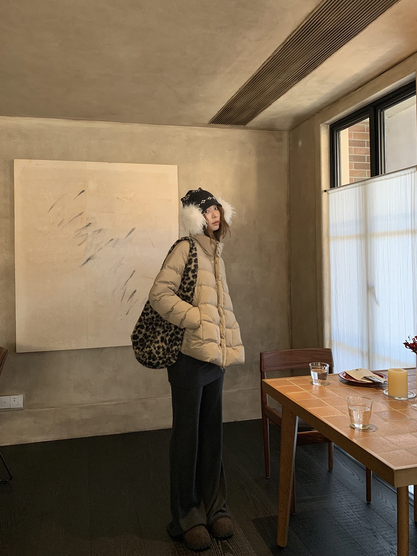 سترة خفيفة الوزن للنساء موديل 2025 الجديد لفصل الشتاء، محشوة بـ 90% من ريش البط الأبيض، معطف أنيق وجميل للغاية بتصميم مستقيم ...