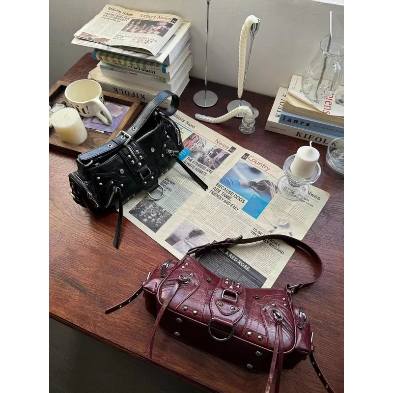 

2025 Fashion Women Underarm Bags Luxury Designer Handbag Purses New In Vintage PU Leather Rivet Decoration Shoulder Crossbody
