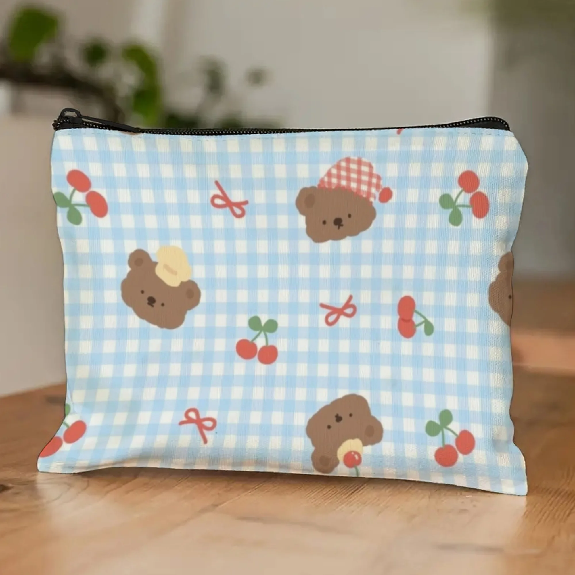 Mädchen-Make-up-Tasche mit Bären- und Kirschmotiv und blauem Gingham-Musterdruck, süßer Organizer für Lipgloss und kleine Schönheitsartikel, ideales Geschenk