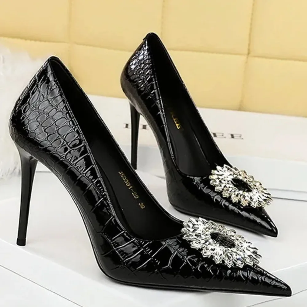 Zapatos de tacón alto a la moda para mujer, tacones finos, boca poco profunda, punta estrecha, piel laca, patrón de serpiente, botón de diamante de agua