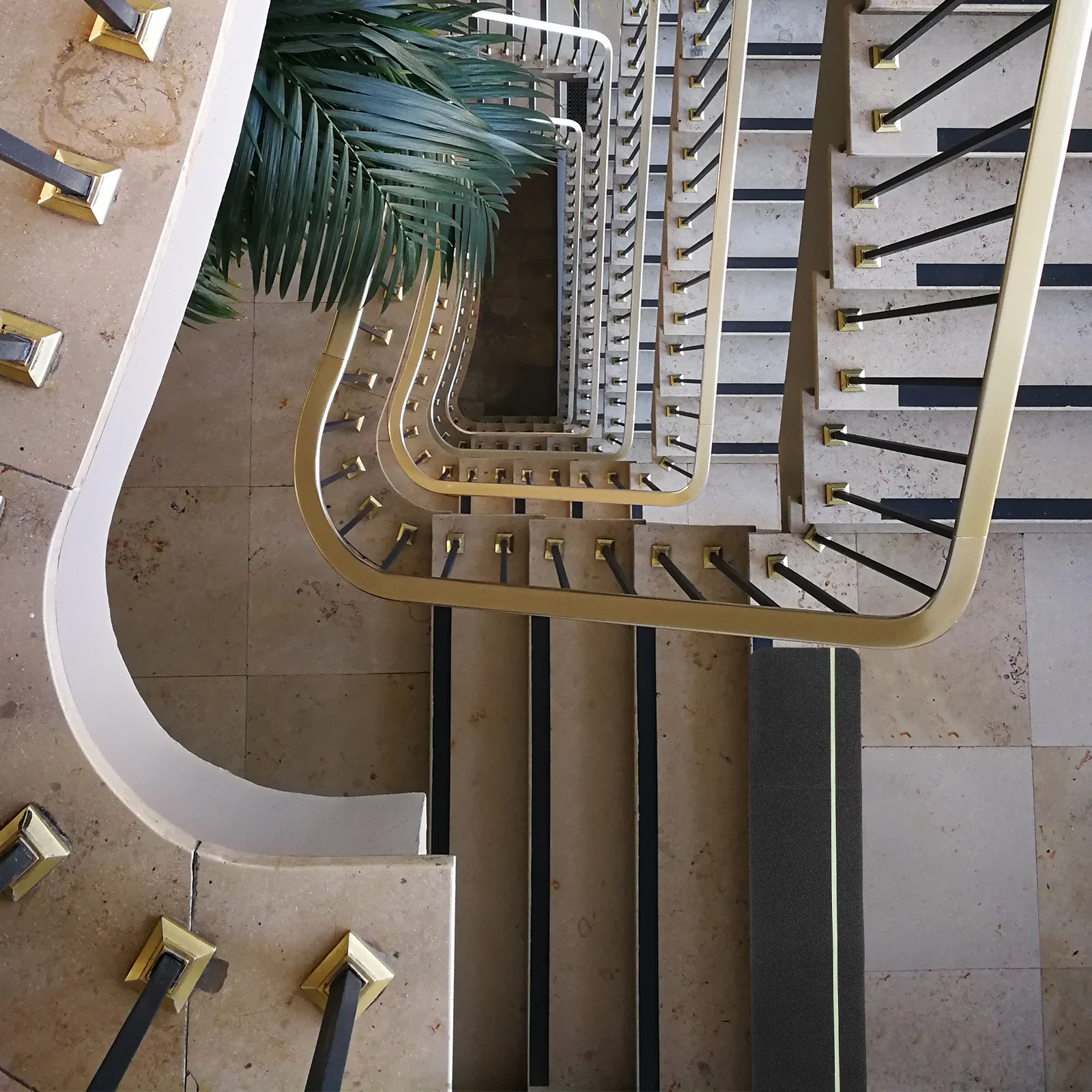 Glow in Dark Stair Mats Anti-Slip Tape Durable Non-Skid Self-Adhesive Stair Tread Pads for Stairs Floors Anti-Skid Tread Pads