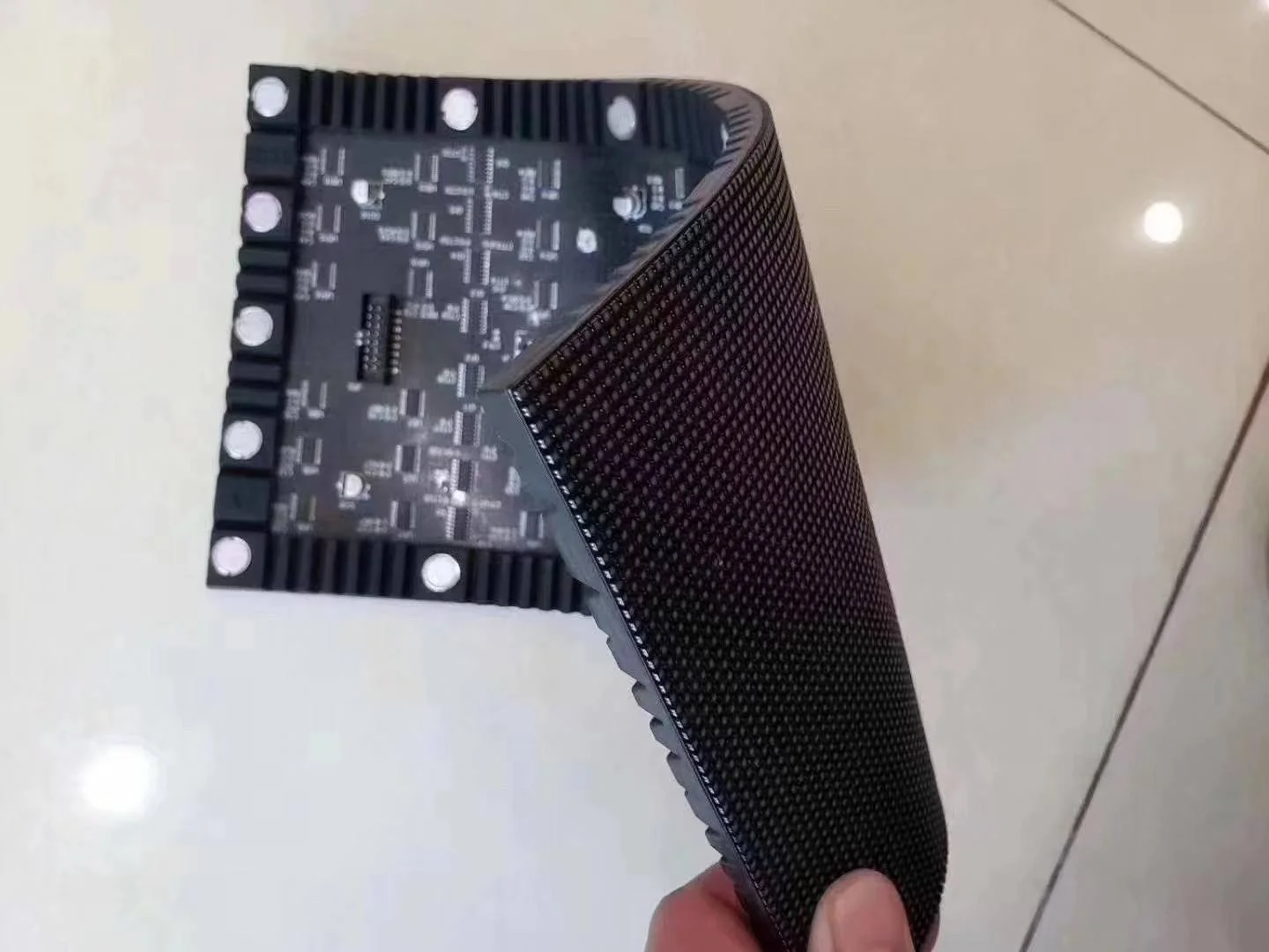 High Definition Curved Soft Large Flexible LED Display Screen P2.5 HDR 800cd/sqm Convex Concave LED Wall Advertising