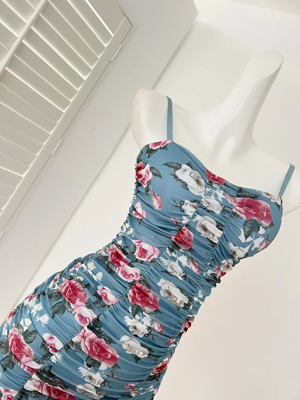 Francês novo 2025 azul floral sem mangas magro deslizamento vestido curto verão feminino elegante sexy clube sem costas plissado mini vestido boêmio
