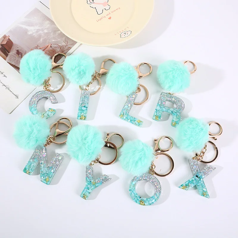 Neuer Schlüsselanhänger mit 26 Initialen und grünem, flauschigem Bommel, modischer Glitzer-Farbverlauf, Harz, Alphabet, Schlüsselanhänger, Charms, Party-Geschenk