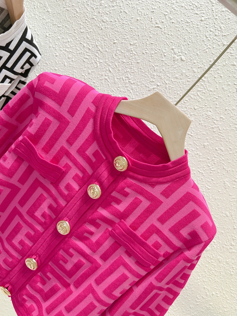 Cardigan en tricot avec lettre Jacquard pour femmes, de haute qualité, à la mode, Vintage, automne, boucle en métal, épaulettes, Cardigan, veste,