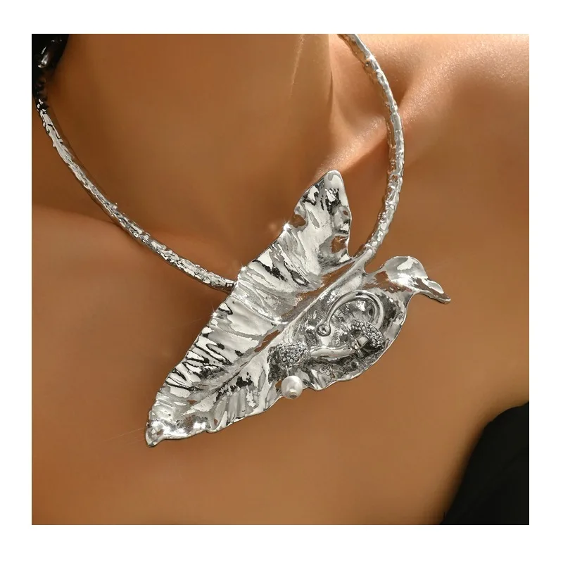 

Punk Style Women's Jewelry Personalized Metal Plantain Leaf Design Collar Versatile High-end Necklace