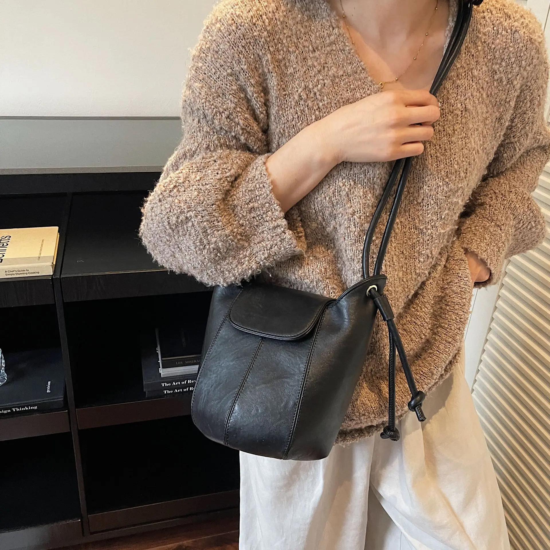 

Fashionable single-shoulder bag, crossbody bag for women, versatile bucket bag, high-end casual commuter underarm bag